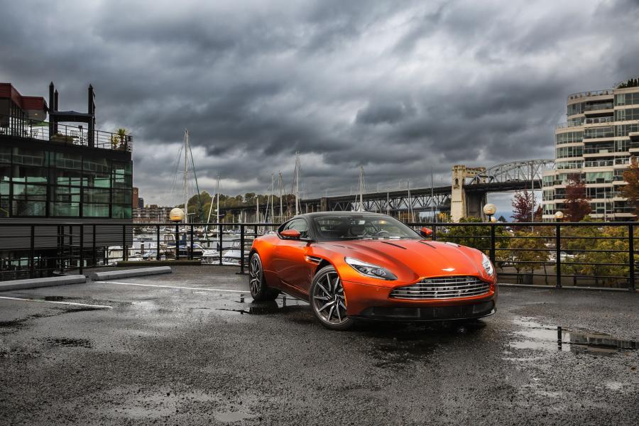  Aston Martin DB11 2016 года  (NA) (фото 10 из 17)